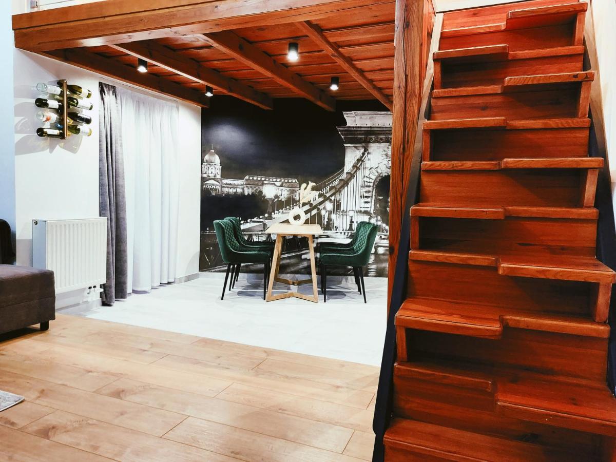 Square 16 Apartman - Absolutely Central Location With Self Check In Сомбатхей Экстерьер фото